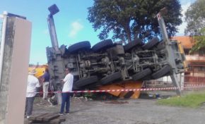 Une grue se renverse sur une école primaire aux Trois-îlets en Martinique