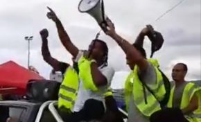 Île de La Réunion : "Politicien i bouge pas,nous blok  toute..."