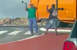 Armé d'un marteau, il rend un vibrant hommage à Claude François qui n'en demandait pas tant...