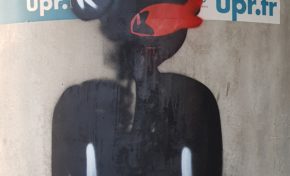 Un nègre noir avec un poisson rouge sur la bouche