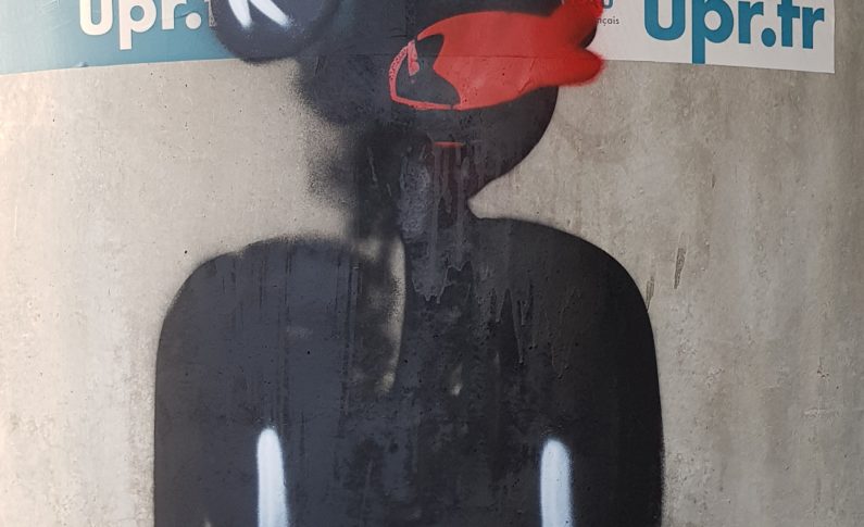 Un nègre noir avec un poisson rouge sur la bouche