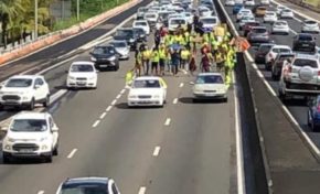 Près de 380 000 gilets jaunes paralysent la Martinique