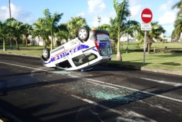 Martinique.  un véhicule de police part en sucette au rond-point de l'aéroport Aimé Césaire