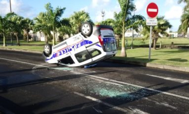 Martinique.  un véhicule de police part en sucette au rond-point de l'aéroport Aimé Césaire