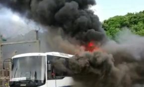 Un bus brûle à l'insu de son plein gré à Schoelcher en Martinique