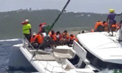 Un catamaran est en train de couler (vidéo)