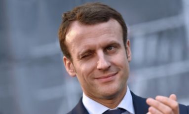 Emmanuel Macron fait un clin d'oeil de borgne à Bernard Hayot et à Colbert le père du Code Noir