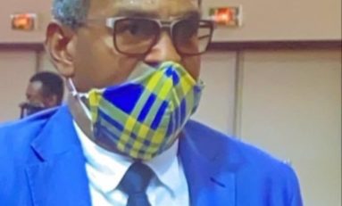Un élu de Guyane voulant concurrencer Rihanna invente le masque à ras