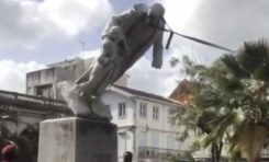 Live 22 mai. Deux statues de Victor Schoelcher ont été abolies à coups de masse. Vidéos.