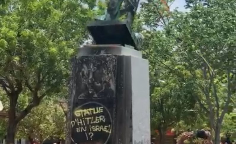 26 juillet 2020...11h58 la statue de Pierre Belain D'esnambuc est déboulonnée en Martinique