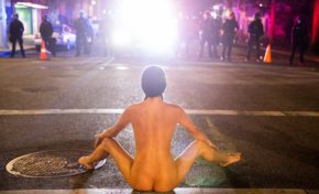 Violences policières : "Sébastien...ça sert à ça d'avoir le corps nu"