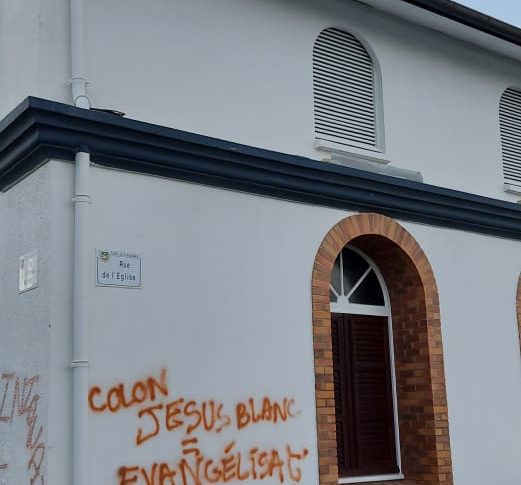 Oh mon Dieu...oh my God...oh Djee Zeus...l'église catholique est violemment attaquée à Schoelcher en Martinique