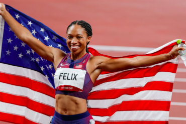 Allyson Félix fait un clin d'oeil de borgne à Pierre de Coubertin