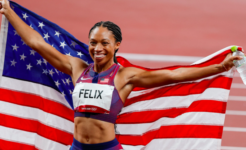 Allyson Félix fait un clin d'oeil de borgne à Pierre de Coubertin