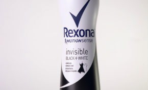 Martinique : il fait chaud...une femme lève son bras en sueur...un homme active son déodorant