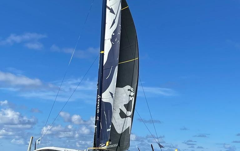 Transat Jacques Vabre : arrivée du maxi-trimaran Edmond de Rothschild en Martinique