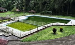 Martinique : à Macouba la piscine est verte pourtant le ciel est bleu