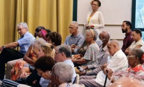 Martinique : Bernard Hayot est assis au premier rang à l'assemblée générale de Tous Créoles