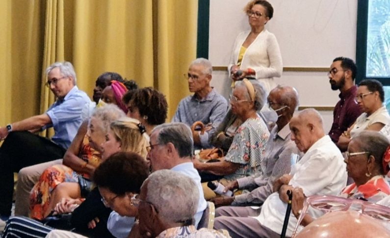 Martinique : Bernard Hayot est assis au premier rang à l'assemblée générale de Tous Créoles