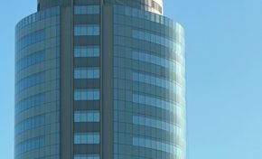 Cet homme qui prend de la hauteur sur la Tour Lumina en Martinique...est-ce Tom Cruise ou Boskaf 1er ?