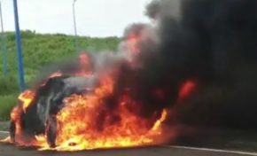 Une voiture brûle au Galion en Martinique