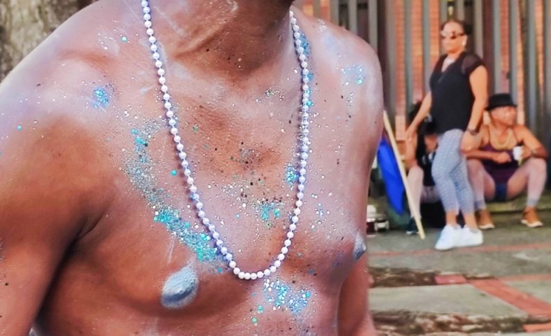 Peau noire, flasque blanc