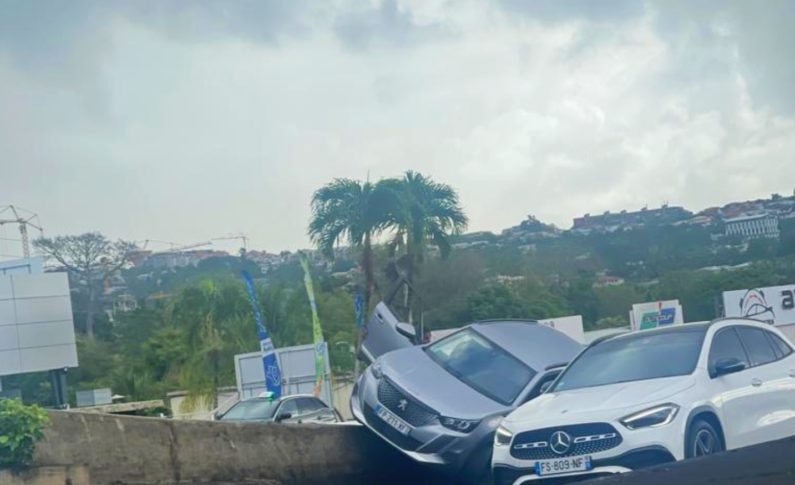Martinique : après le drapeau à l'envers...la voiture...
