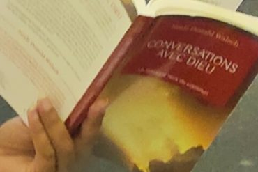 Femme en train de lire dans le métro