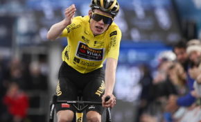 Tour de France cycliste 2023 : Jonas Vingegaard, le Eddy-Michel Cadet-Marthe  danois,  terrasse Tadej Pogacar