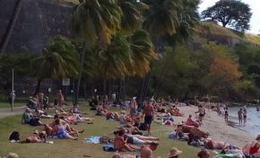 À Fort-de-France en Martinique...la plage de la française est noire de monde...