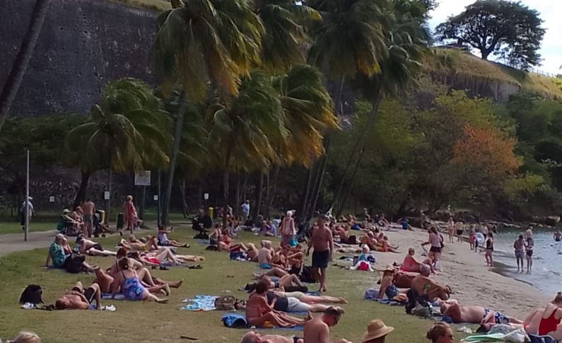 À Fort-de-France en Martinique...la plage de la française est noire de monde...