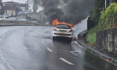 Véhicule en feu sur la rocade de Fort-de-France en Martinique