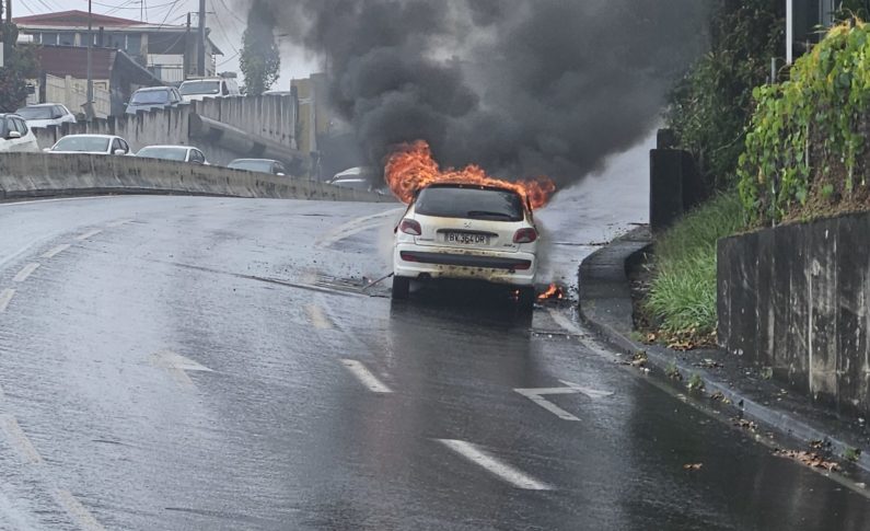 Véhicule en feu sur la rocade de Fort-de-France en Martinique