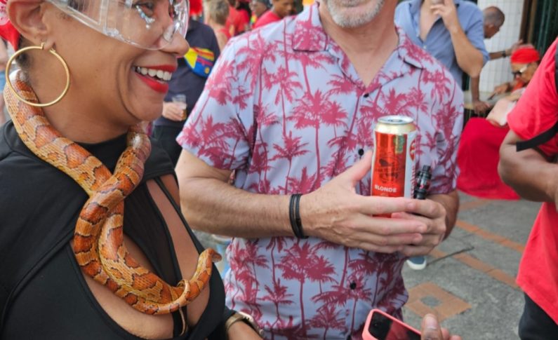 Carnaval de Martinique : quand le Préfet croise la propriétaire d'un cerf-paon