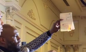 Kémi Séba brûle son passeport français