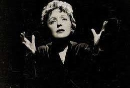 Quand la FOULE prend de la hauteur en Martinique...Aya Nakamura,  Édith Piaf et surtout Tèt Boskaf Di Letchimy  n'ont qu'à bien  se tenir