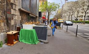 Un être humain a construit sa vie là dans la ville vile