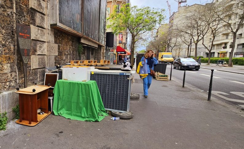 Un être humain a construit sa vie là dans la ville vile