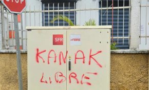 Stop...fibre...Kanak...libre...