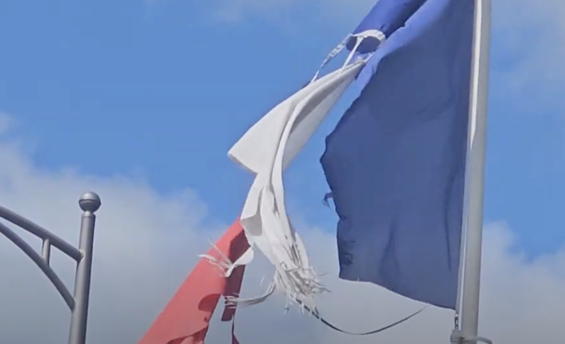 Manque de peau pour un drapeau qui est dans de beaux draps en Martinique