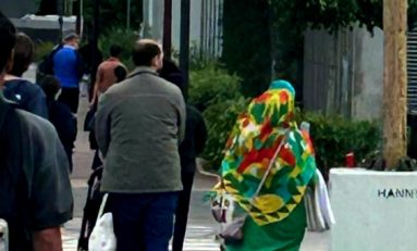 France : femme voilée aux couleurs du printemps