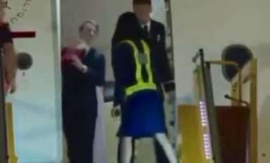 MacronFlix au Vietnam...Quand l'avion s'élève et que la pas sage maîtresse décolle... ça gifle à l'atterrissage