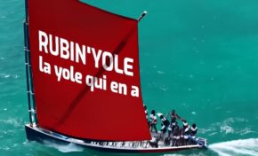 Une nouvelle yole sur la ligne de départ du Tour de Martinique des yoles rondes