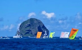 39ème Tour de Martinique des yoles rondes : les 15 yoles saluent le Rocher du Diamant