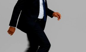 Réunion des élus des Outre-mer à l’Élysée : Emmanuel Macron en mode Kylian Mbappé piège un Serge "Moonwalker" Letchimy flègèdè