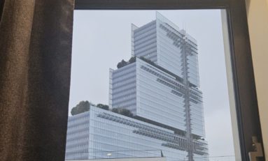 Fenêtre qui fit naître une vue imprenable sur le Tribunal correctionnel de Paris...