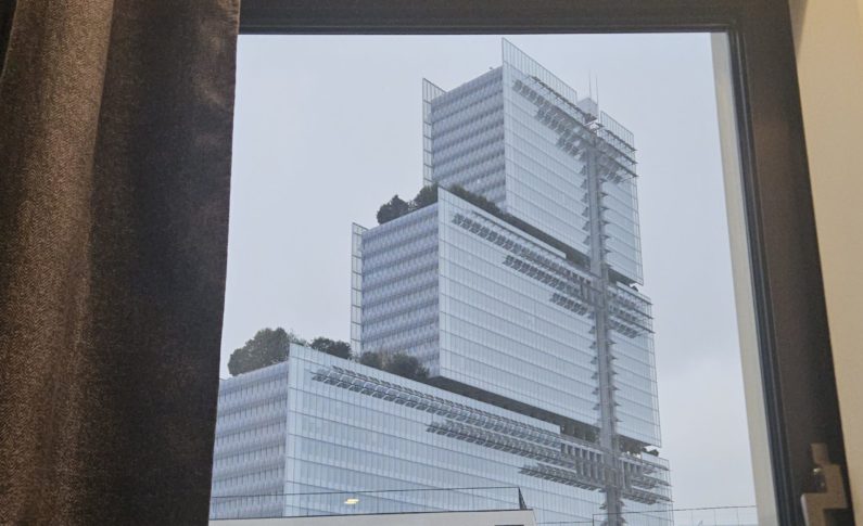 Fenêtre qui fit naître une vue imprenable sur le Tribunal correctionnel de Paris...