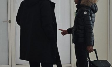 13h16...Serge Letchimy arrive devant la salle d’audience avec son avocate Maître Céline Burac