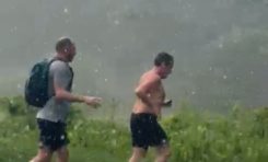 Nicolas Sarkozy torse nu en Guadeloupe tel un contorsionniste créole