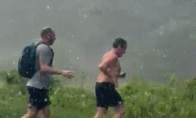 Nicolas Sarkozy torse nu en Guadeloupe tel un contorsionniste créole